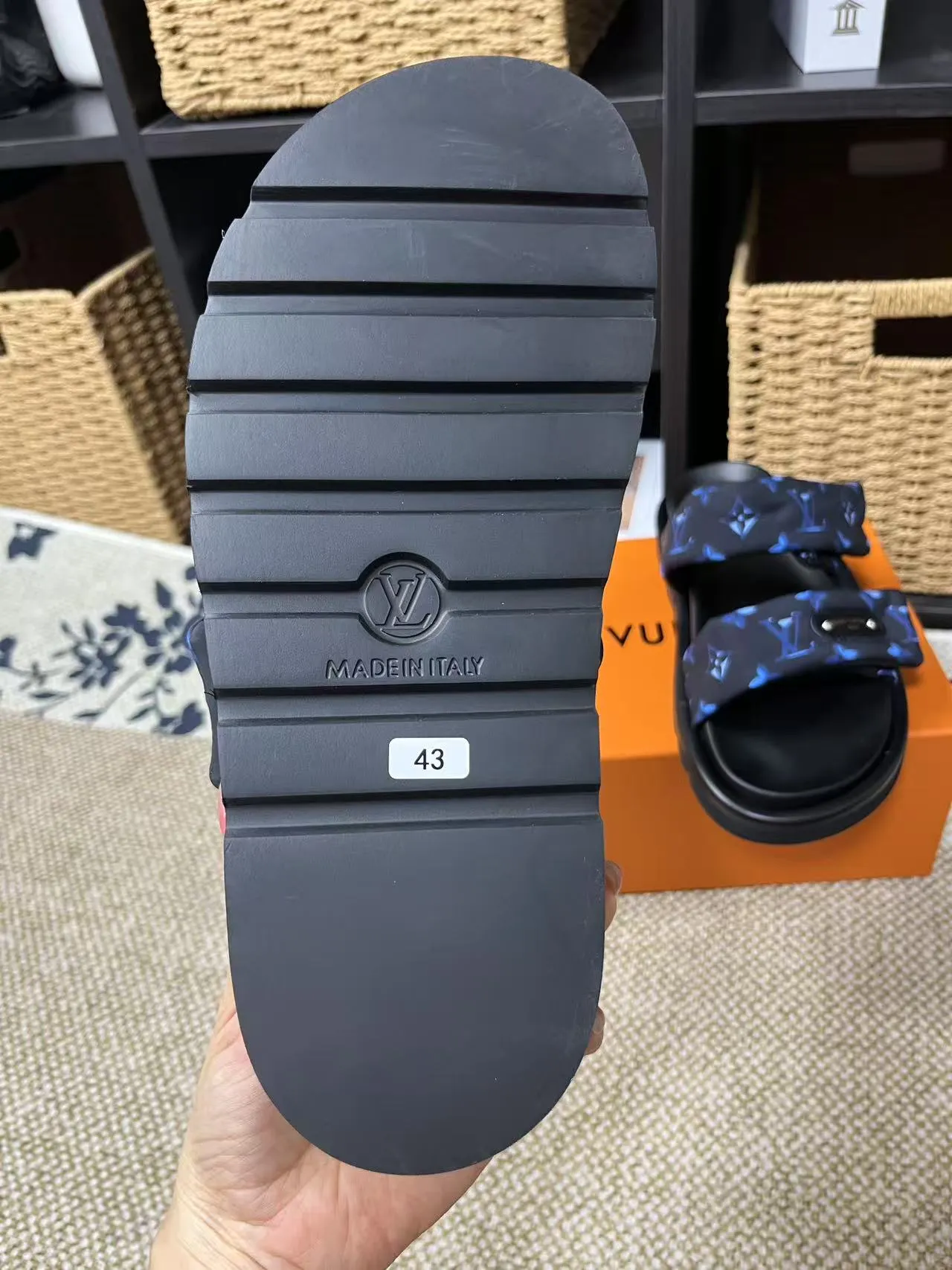 P340 yuan LV Louis Vuitton Full of high-end feel! A popular model among bloggers at home and abroad, it’s retro and fashionable, and looks stunning on your feet! Mainly recommended model on the official website★ ━━━━━ ЅᏇєєt ━━━━━ ▪️Upper: original calfskin ➕5D printing process ▪️Inner: imported mixed sheepskin ▪️Outsole: original molded foam outsole ▪️Size: Female 35-40 Men's 39-44 (women's 41 men's 45)